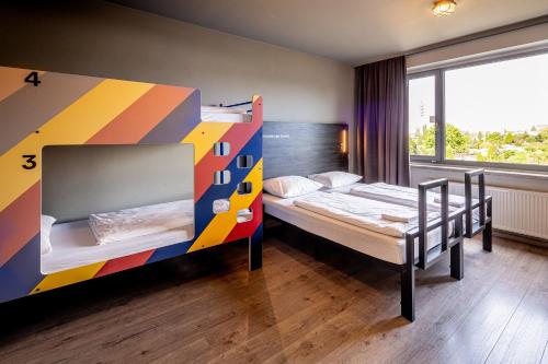 Ein Bett oder Betten in einem Zimmer der Unterkunft a&o Weimar