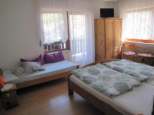 Un pat sau paturi într-o cameră la Panoramacafé Kattenes