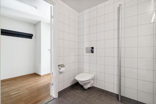 a bathroom with a toilet and a shower at Nice apartment close to Bardufoss Hotel - minimum 3 nights in Bardufoss