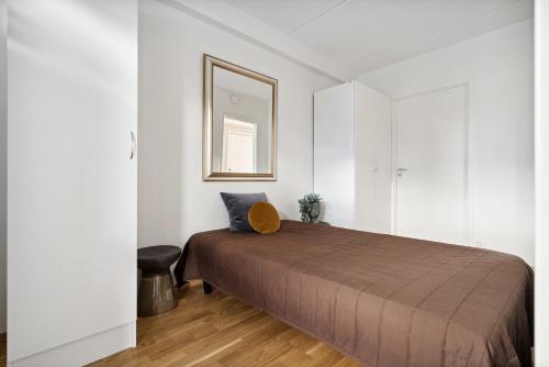 1 dormitorio con cama y espejo en la pared en Nice apartment close to Bardufoss Hotel - minimum 3 nights en Bardufoss