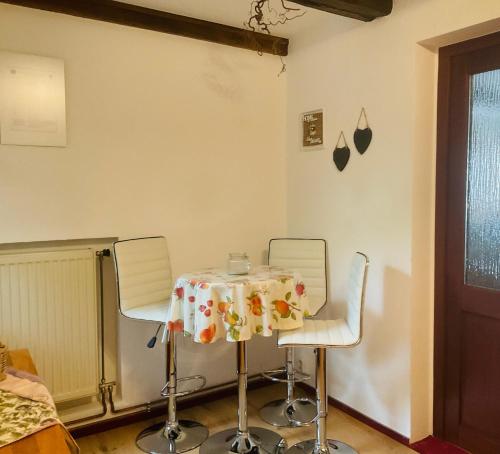 una mesa con dos sillas y un mantel en ella en Ferienwohnung „Familie Mehle“, en Wernigerode
