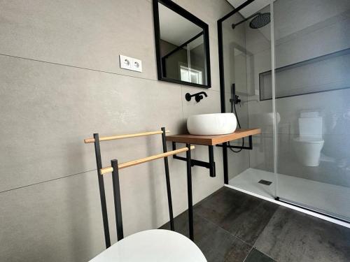 ein Badezimmer mit einem WC, einem Waschbecken und einem Spiegel in der Unterkunft Ermal Terrace in Vieira do Minho