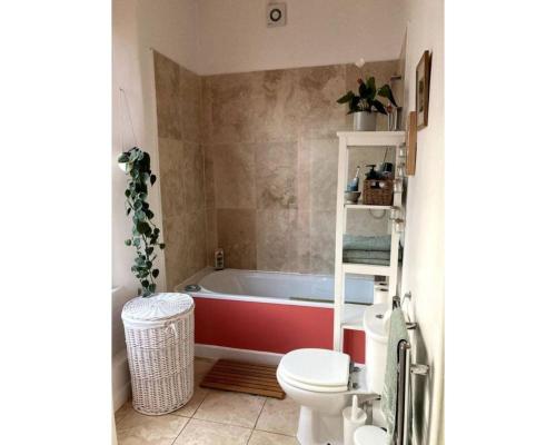 Bright, book-filled flat in artsy Stokes Croft photo 9