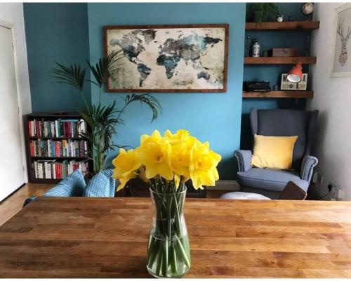 Bright, book-filled flat in artsy Stokes Croft photo 14