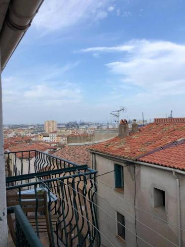 - une vue sur une ville avec des bâtiments et des toits dans l'établissement Appartement le quartier haut, à Sète