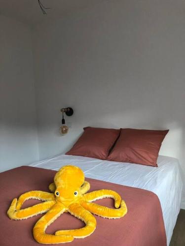 une pieuvre jaune posée au-dessus d'un lit dans l'établissement Appartement le quartier haut, à Sète