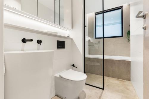 uma casa de banho com um WC e uma janela em THE SHORE (1): COOGEE BEACH em Sydney