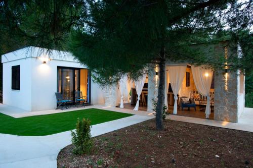 Taman di luar My Place Hvar