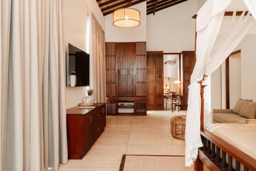 阿漢伽馬的住宿－Mosvold Villa，一间卧室设有一张床和一间客厅。