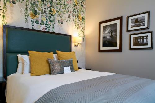 Cama o camas de una habitación en Mandolay Hotel Guildford
