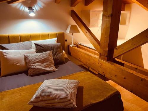 une chambre avec deux lits et un lit avec dans l'établissement Villa Santoni 2, à Grosseto-Prugna