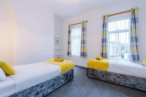 um quarto com 2 camas e uma janela em Anfield House em Liverpool
