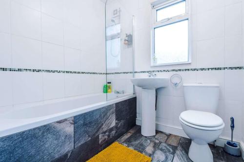 uma casa de banho com um WC, um lavatório e uma banheira em Anfield House em Liverpool