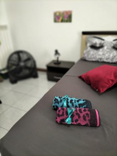 Una cama con dos corbatas encima. en Casa vacanza Francesca, en Leonforte