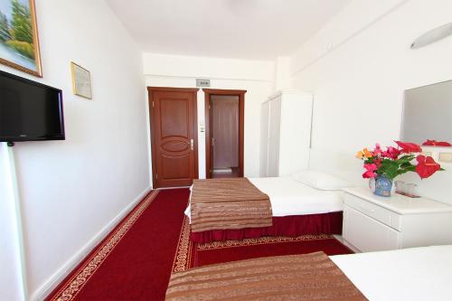 Een bed of bedden in een kamer bij Soykan Hotel