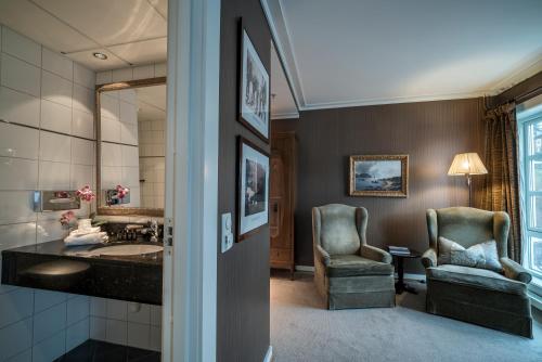 Ruang duduk di Angvik Gamle Handelssted - by Classic Norway Hotels