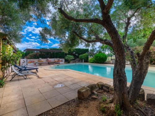 einen Pool mit einem Baum und einer Terrasse in der Unterkunft Holiday Home Mas Mont Plaisir by Interhome in Gallician