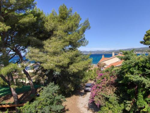 - une vue sur l'eau et les arbres dans l'établissement Apartment Les Aigues Marines-12 by Interhome, à La Madrague
