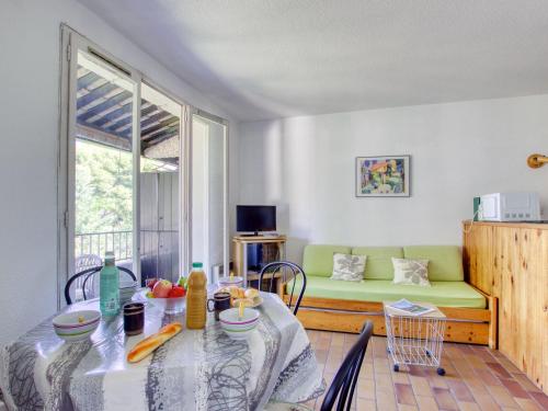 un salon avec une table et un canapé dans l'établissement Apartment Les Aigues Marines-12 by Interhome, à La Madrague