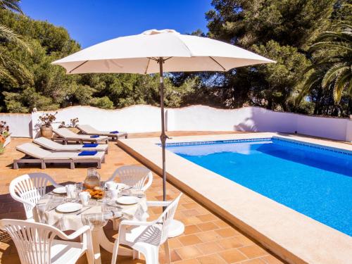 - une table avec un parasol à côté de la piscine dans l'établissement Holiday Home Andrea by Interhome, à Balcon del Mar