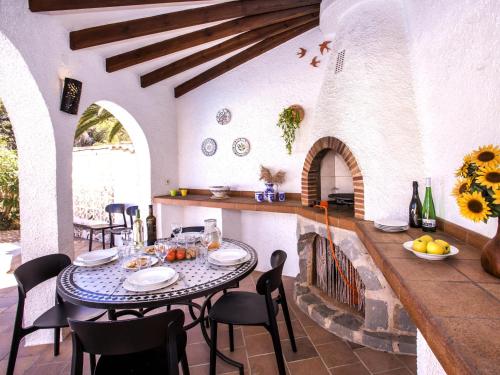 Balcon del MarにあるHoliday Home Andrea by Interhomeのキッチン(テーブル、椅子、暖炉付)