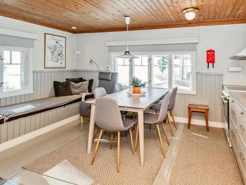 HirsjärviにあるHoliday Home Punatulkku by Interhomeのキッチン、ダイニングルーム(テーブル、椅子付)