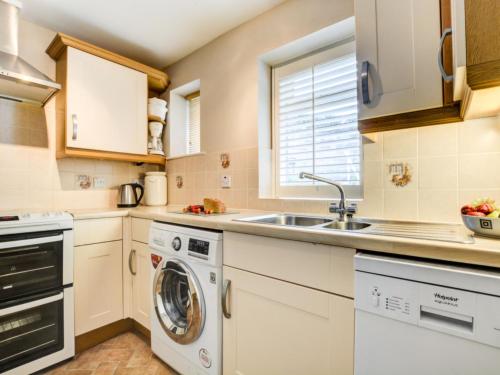 パドストウにあるApartment Treverbyn View by Interhomeのキッチン(洗濯機、シンク付)