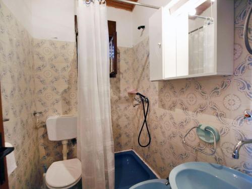 Ένα μπάνιο στο Apartment Zdenko-4 by Interhome