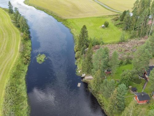 een luchtzicht op een rivier met een huis ernaast bij Holiday Home Liisakallela by Interhome in Sonkajärvi