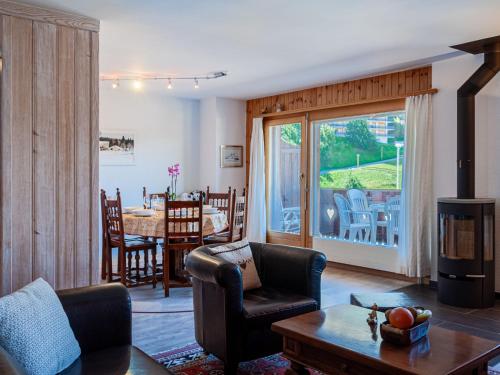 een woonkamer met een bank en een tafel bij Apartment Lake Placid A7 by Interhome in Nendaz