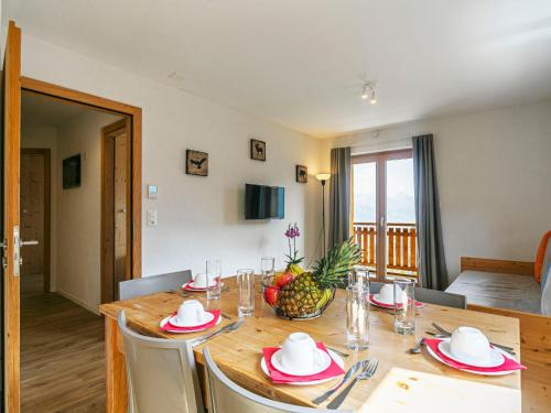 een eetkamer met een tafel met een ananas erop bij Apartment T-Resort La Tzoumaz 3p6 vue vallée by Interhome in La Tzoumaz