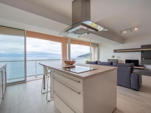 une cuisine avec une grande vue sur l'océan dans l'établissement Apartment Le Grand Large-1 by Interhome, à Cavalaire-sur-Mer