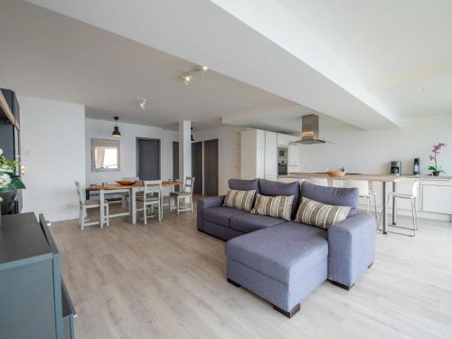 un salon avec un canapé et une table dans l'établissement Apartment Le Grand Large-1 by Interhome, à Cavalaire-sur-Mer