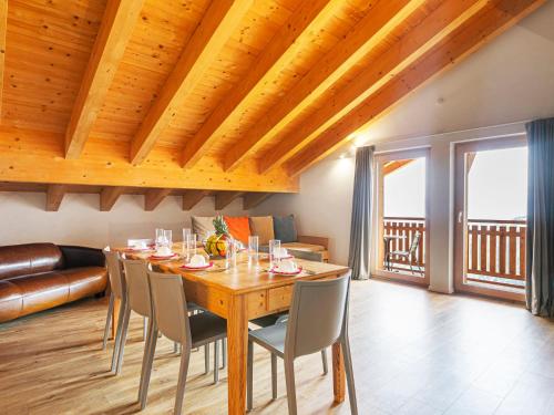 una sala da pranzo con tavolo e sedie in legno di Apartment T-Resort La Tzoumaz 4p8 vue vallée by Interhome a La Tzoumaz