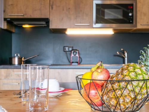 un cesto di frutta su un tavolo in cucina di Apartment T-Resort La Tzoumaz 4p8 vue vallée by Interhome a La Tzoumaz