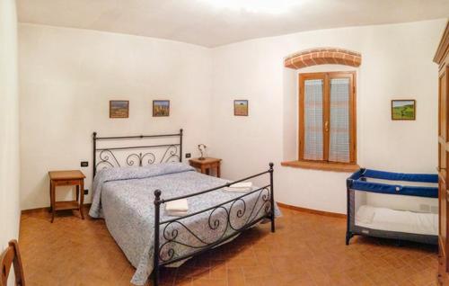 a bedroom with a bed and a window at Casa ai Carfini in Poggibonsi