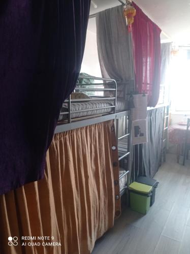 Schlafsaal mit Etagenbetten und Fenster in der Unterkunft Dormir à Paris in Paris
