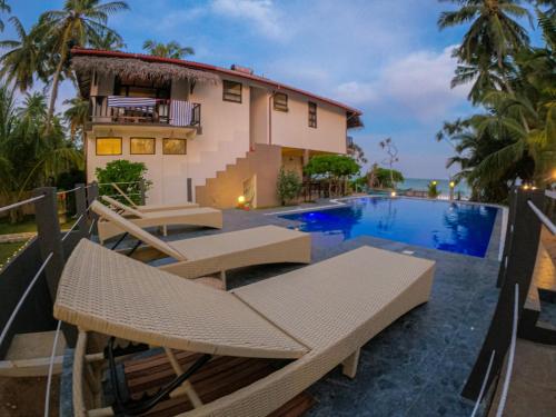 The swimming pool at or close to Blue Ocean Resort