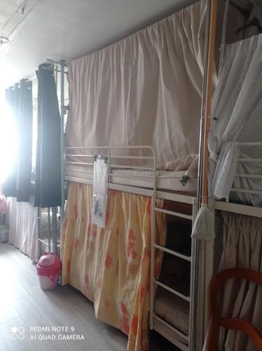 Cette chambre comprend un petit lit à baldaquin. dans l'établissement Dormir à Paris, à Paris