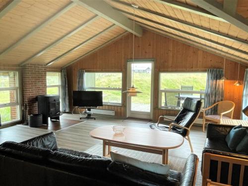 uma sala de estar com um sofá e uma mesa em Holiday Home Juha - from the sea in Western Jutland by Interhome em Bjerregård