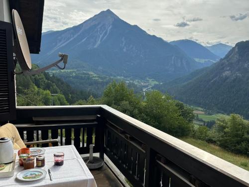 einen Tisch auf einem Balkon mit Bergblick in der Unterkunft Chalet Tgaplotta by Interhome in Alvaneu