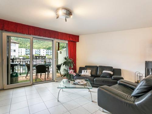 uma sala de estar com um sofá e uma mesa em Apartment Vasco de Gama B6-R by Interhome em Bouveret