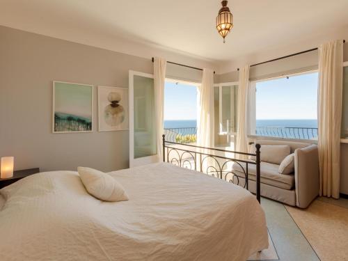 Schlafzimmer mit einem Bett und Meerblick in der Unterkunft Apartment Chantelyre-1 by Interhome in Carqueiranne