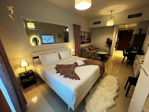 アブダビにあるStudio Escape in Al Reem Oasis Euphoriaのベッドルーム(大型ベッド1台付)、リビングルームが備わります。