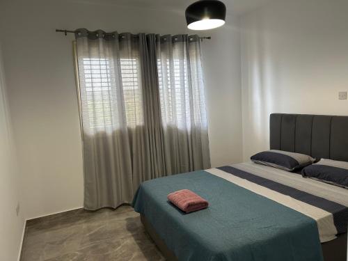 A bed or beds in a room at Holiday Mandria apt with pool