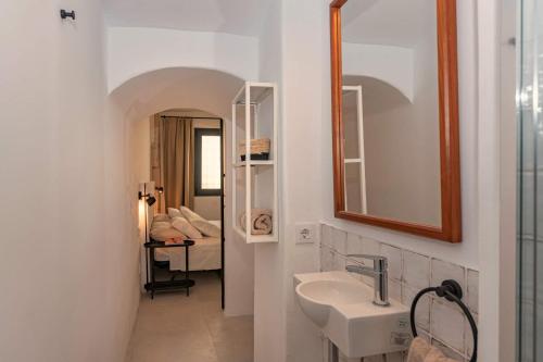 ein Bad mit einem Waschbecken und einem Spiegel in der Unterkunft Helen House in Porreres