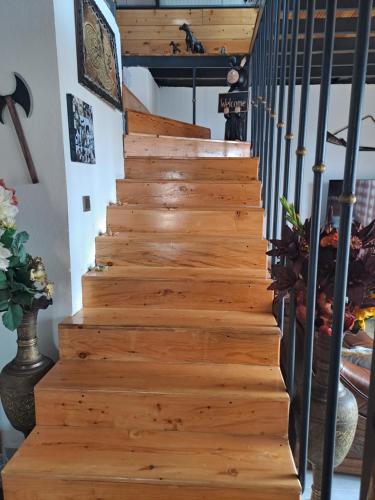 una escalera de madera en una casa en Çiftlik ve Dağ evi Kemer - Canerbey en Kemer