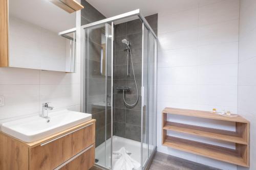 een badkamer met een douche en een wastafel bij TOP 8 Apartment - Zell am See - Kaprun in Piesendorf
