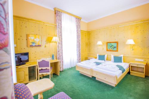 a hotel room with a bed and a television at Hotel Schloss Nebra in Nebra