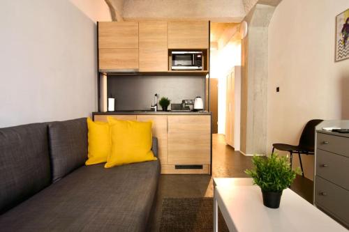 Studio Apartment by Hi5- Rottenbiller Apartment